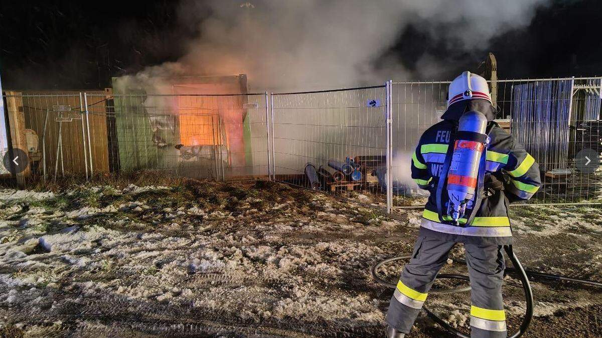 Die Feuerwehr konnte ein Übergreifen der Flammen auf andere Container verhindern