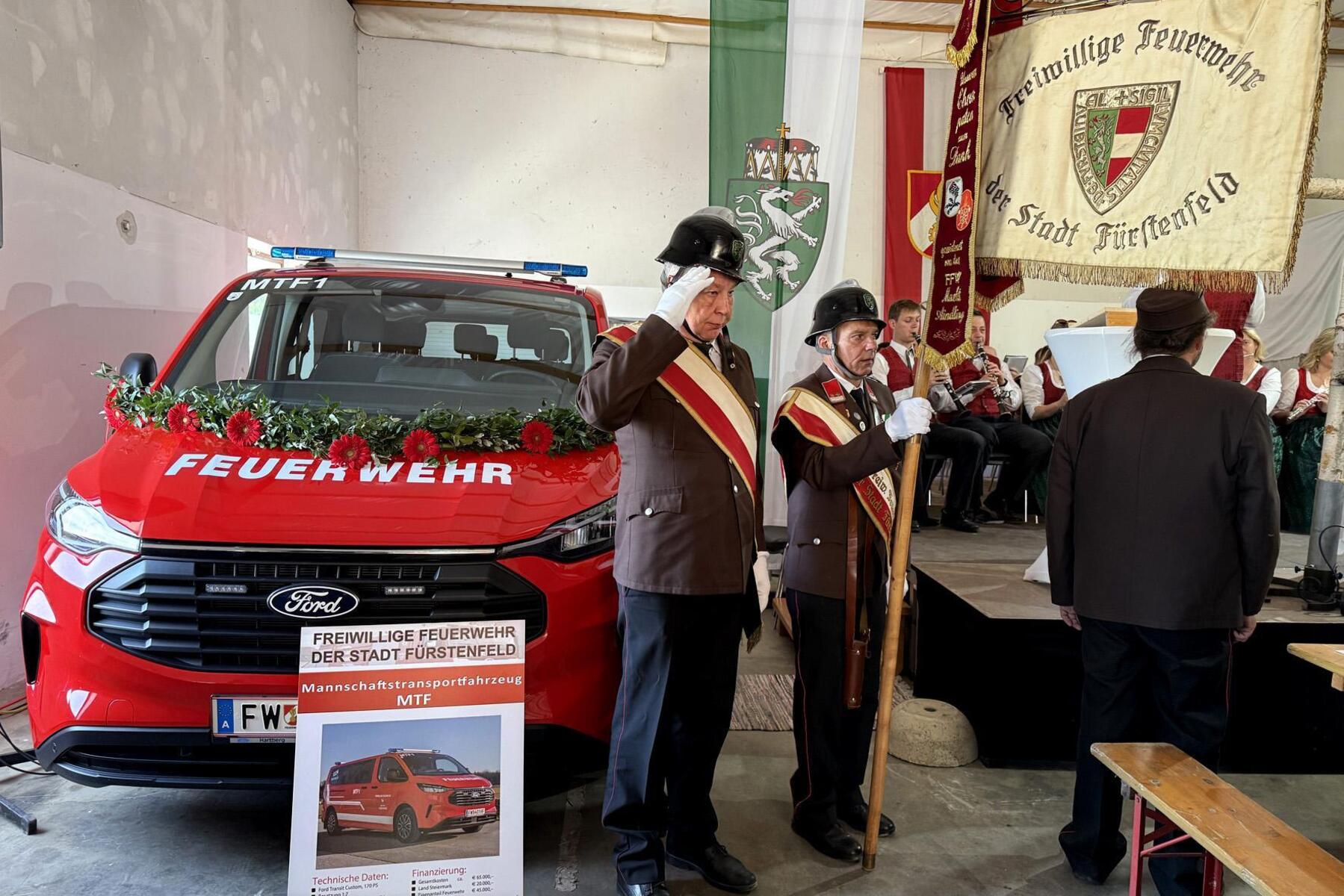 Zu Ehren des Heiligen Florian: Festmesse mit Fahrzeugsegnung