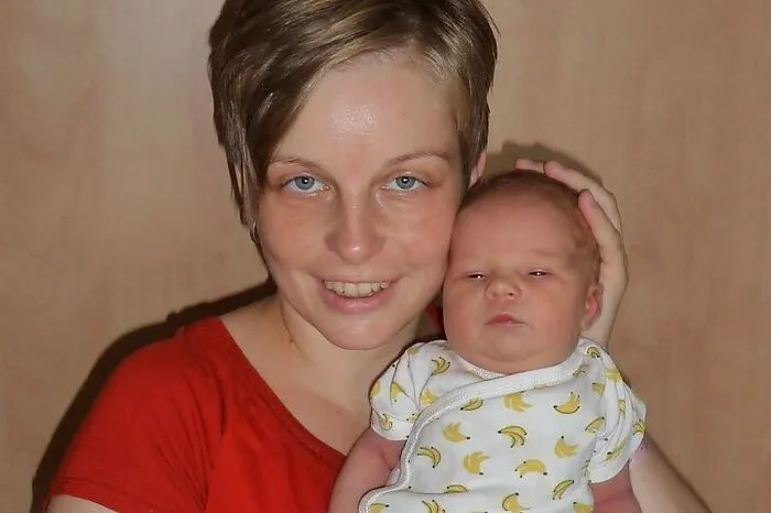 Martina Fladl und Franz Schneller aus Bruck bekamen - sieben Tage später als geplant - am 10. Juli Nachwuchs: Emelie wurde um 14.08 Uhr geboren. Die Schwester von Franzi (2) war 50 Zentimeter groß und 3590 Gramm schwer.