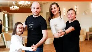 Cornelia Leban-Ibrakovic (2.v.r.) bereitet die Polonaise-Paare auf ihren großen Auftritt vor