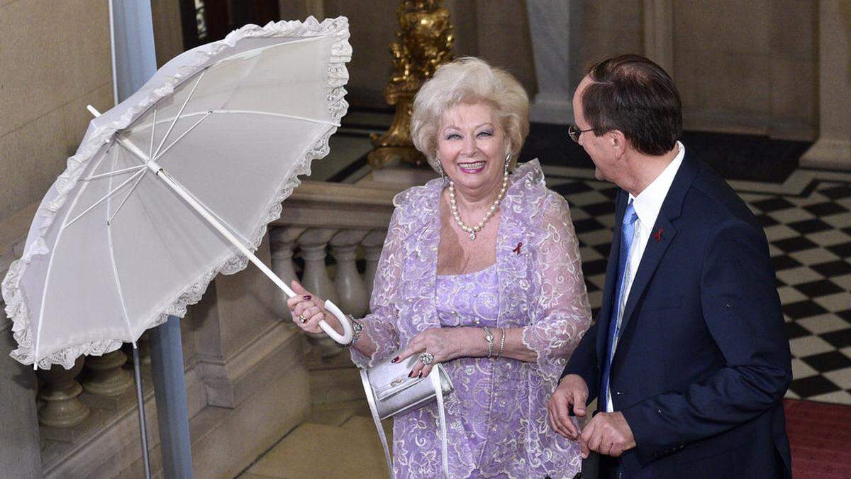 Birgit Sarata mit charmanter Begleitung am Life Ball 