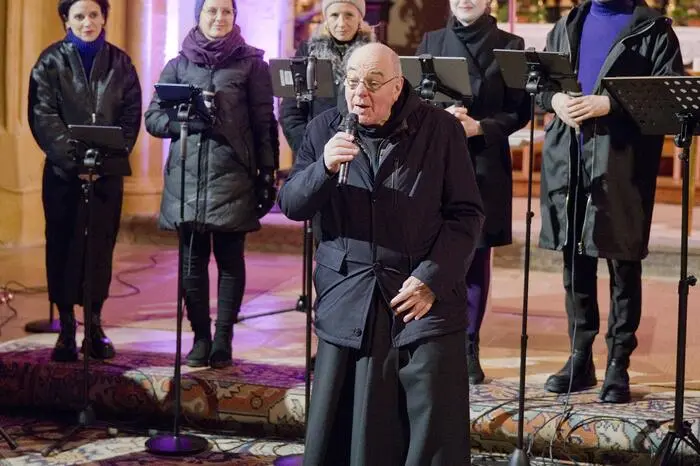 Pater Othmar Stary eröffnete den Abend mit tiefgründigen Worten zur Bedeutung der Stimme.
