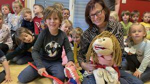 Zahnfee Edith Schneller mit ihrer Gehilfin Trixi und den Kindern aus dem Kindergarten Laßnitzthal