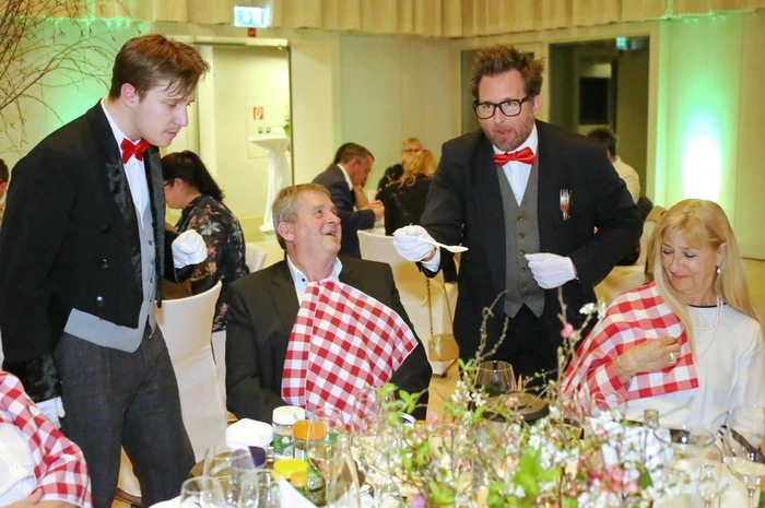 Die Comedy-Kellner Lukas Bischof und Christopher Muhr von der Eventbühne Salzburg würzten die Gaumenfreuden mit einer kräftigen Prise Humor.