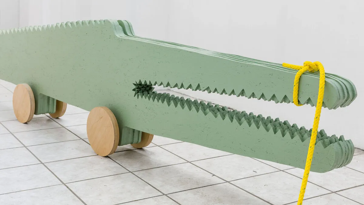 Neben den Gemälden zeigt  Haberler außerdem noch sein riesiges „Crocodile Dundee“ – ein Krokodil aus Holz