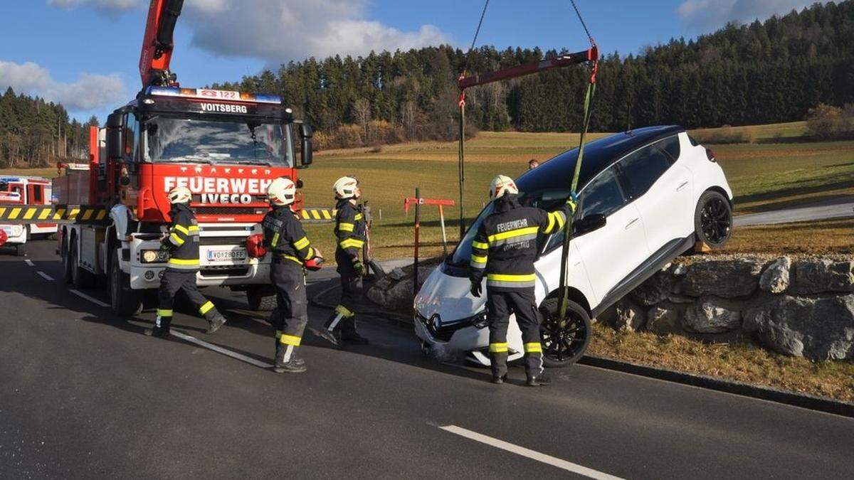 Die Landesstraße musste während der Bergung gesperrt werden