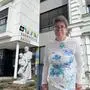Eine Fotomontage: Eine Frau mit kurzen Haaren wurde vor den Eingangsbereich eines Krankenhauses eingefügt.