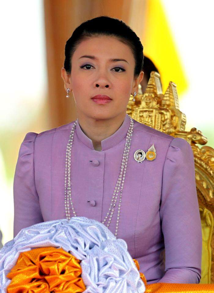 Vajiralongkorns dritter Ehefrau Srirasmi, die er 2001 heimlich geheiratet hatte, wurde 2014 ihr königlicher Titel entzogen
