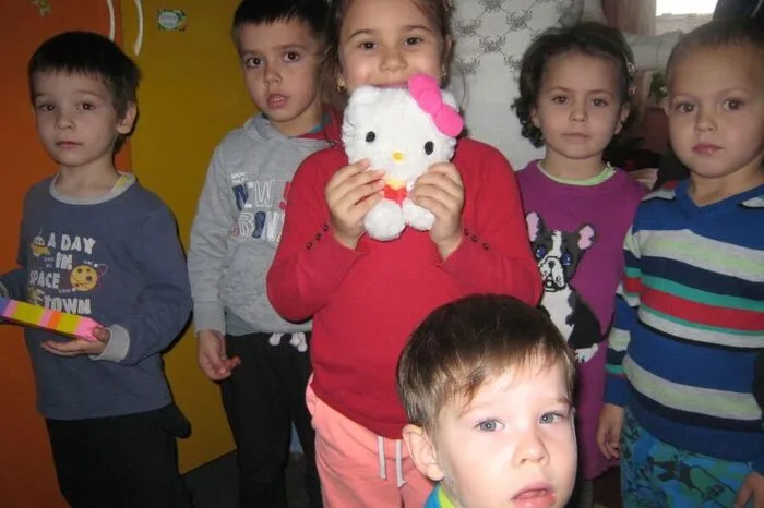 Die Kinder freuen sich über die Süßigkeiten in den Paketen.