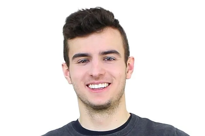 Johannes Schmer-Galunder (19): Ich sehne dem Tag herbei, wenn es heißt "Österreich sperrt wieder auf" und wir alle gemeinsam die vermutlich größte Party unseres Lebens feiern werden, das Leben feiern, spontane Straßenpartys entstehen werden und wir endlich wieder all unsere Freunde und Verwandte in die Arme schließen können.