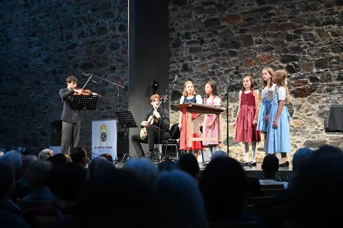 Für berührende Momente sorgten das Duo Appassinato mit David Pechmann (Violine) und Samuel Ogris (Gitarre), das Ensemble 5-Herz-Klang der Gustav Mahler Musikschule unter der Leitung von Edeltraud Hirm.
