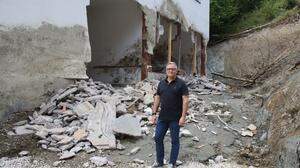 Eric Schorli vor den Überresten seiner Wohnung - das Gebäude wird saniert