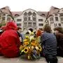 Bildnummer: 53997035  Datum: 26.04.2010  Copyright: imago/Bild13
Erfurt , 260410 , Gedenkfeier 8 Jahre nach dem Amoklauf im Erfurter Gutenberg-Gymnasium Menschen legen Blumen nieder und trauern Gesellschaft Gedenken Jahrestag Amoklauf Trauer Gedenken kbdig xdp 2010 quer o0 Schule, Schüler

Bildnummer 53997035 Date 26 04 2010 Copyright Imago Bild13 Erfurt  Memorial 8 Years after the Amoklauf in Erfurt Gutenberg Gymnasium People put Flowers down and grieve Society Remembrance Anniversary Amoklauf Mourning Remembrance Kbdig XDP 2010 horizontal o0 School Students 