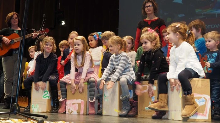 Die Jüngsten, nämlich die Kinder des Klagenfurter Kindergartens Naš otrok (am Foto zu sehen) eröffneten die Veranstaltung "Unser Lied für Angola | Naša pesem za Angolo" am Donnerstag im Klagenfurter Konzerthaus.