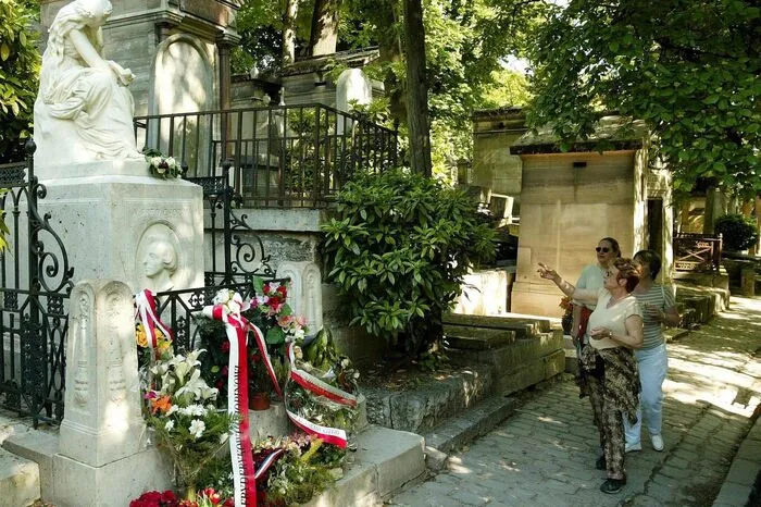 Oscar Wilde, der im Jahr 1900 in einem Pariser Hotel verstorben ist, wurde zuerst auf dem "Cimetiere parisien de Bagneux" beigesetzt und neun Jahre später auf den "Pere Lachaise" verlegt.