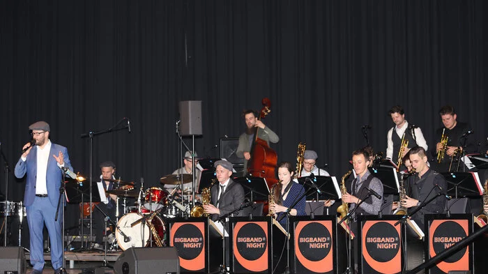 Das Scköckelland Jazzorchester mit seinem Sänger Georg Koller eröffnete den Abend unter anderem mit Songs von Frank Sinatra.