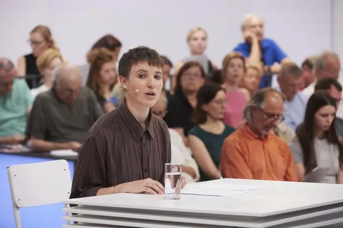 49. Tage der deutschsprachigen Literatur - Ingeborg-Bachmann-Preis 2025 - Lesungen und Diskussionen - 49. Tage der deutschsprachigen Literatur 2025, Ingeborg-Bachmann-Preis Tag 2, Lesungen und Diskussionen, Tara Meister - Im Bild: Tara Meister. Foto: ORF/ORF - Kärnten/Johannes Puch. Veröffentlichung honorarfrei nur für redaktionelle Berichterstattung in Sendungszusammenhang und mit Copyrightangabe. Kontakt: foto@orf.at