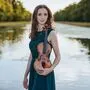 Seit ihrem sechsten Lebensjahr spielt Pichlmair Geige. Als Kind einer „Nicht-Musiker-Familie“ hat sie einen untypischen Weg bestritten, der sie nun bis an die Spitze geführt hat