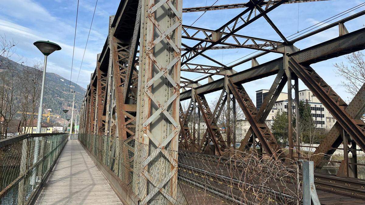 Die mehr als 100 Jahre alte Brücke hat Rost angesetzt