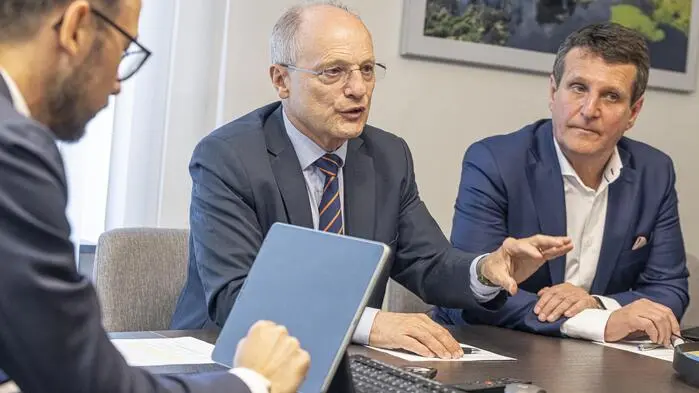 Schuschnig, der wieder auf seinen Büroleiter zurückgreifen kann, mit den Wirtschaftsombudsmännern Albert Kreiner und Gerhard Oswald