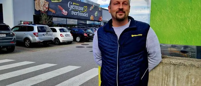 Christian Ruhri freut sich: Schon in Kürze werden seine Weste und „sein“ Markt das Spar-Logo tragen