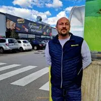 Christian Ruhri freut sich: Schon in Kürze werden seine Weste und „sein“ Markt das Spar-Logo tragen