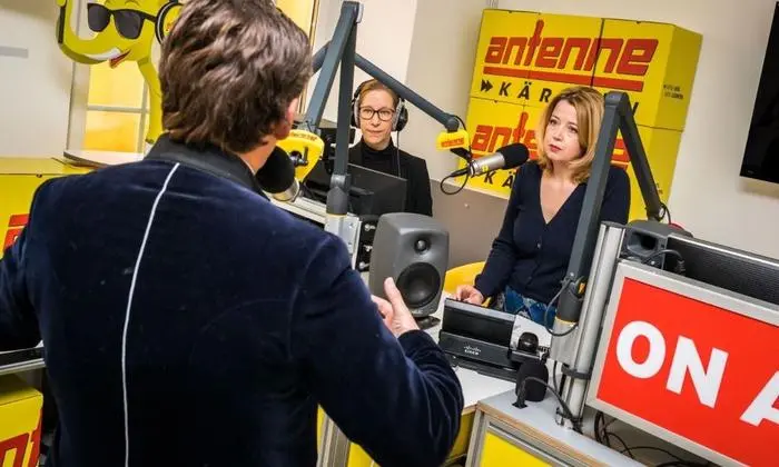 Christian Scheider im Gespräch mit Pia Pipal und Bettina Auer. Die Aufnahmen fanden unter Einhaltung sämtlicher Covid-Bestimmungen statt, sämtliche Personen waren bei den Aufnahmen tagesaktuell negativ auf das Corona-Virus getestet.