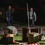 Die vier Mädchen und der Bursche saßen mit ihrer Jugendgruppe bei einem Lagerfeuer