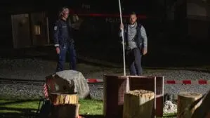 Die vier Mädchen und der Bursche saßen mit ihrer Jugendgruppe bei einem Lagerfeuer