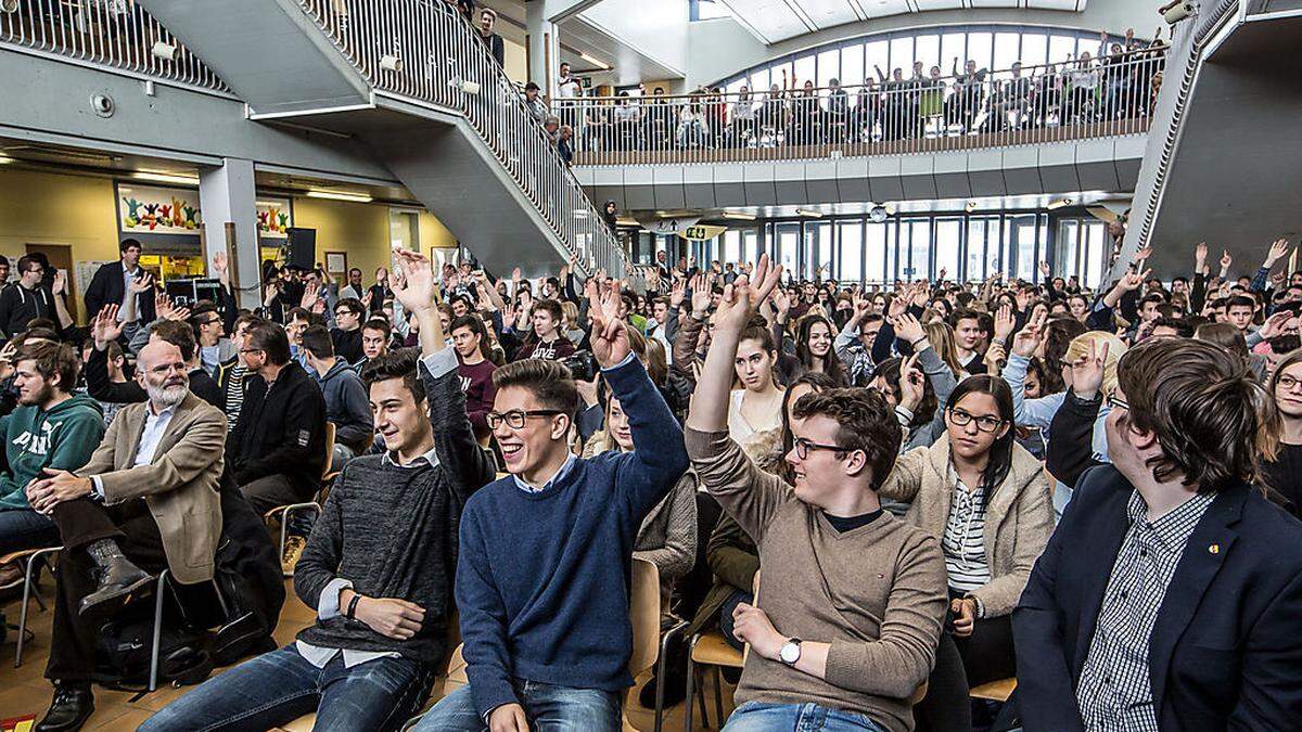 Wer verlässt Kärnten? Fast alle Schüler in der Aula zeigten auf 