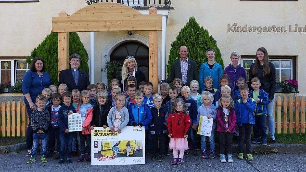 Kinder malten Briefmarken zum Thema Post: Der Pfarrkindergarten aus Lind im Drautal war unter den drei Bundessiegern