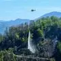 Das Bild zeigt Löscharbeiten mittels Hubschrauber in Eisbach-Rein