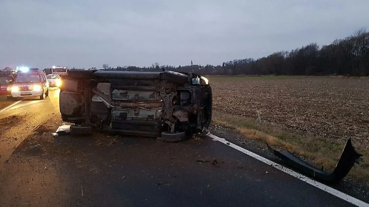 Das Auto kam auf der Seite zu liegen
