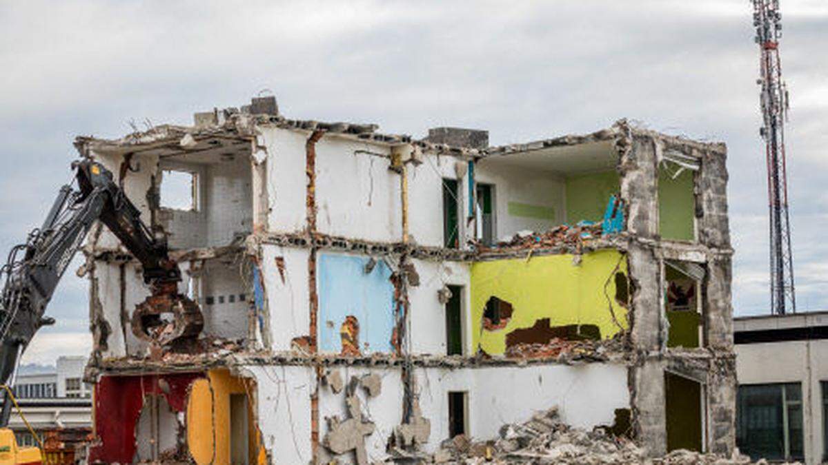 Nahe der Stadthalle werden alte Gebäude abgerissen