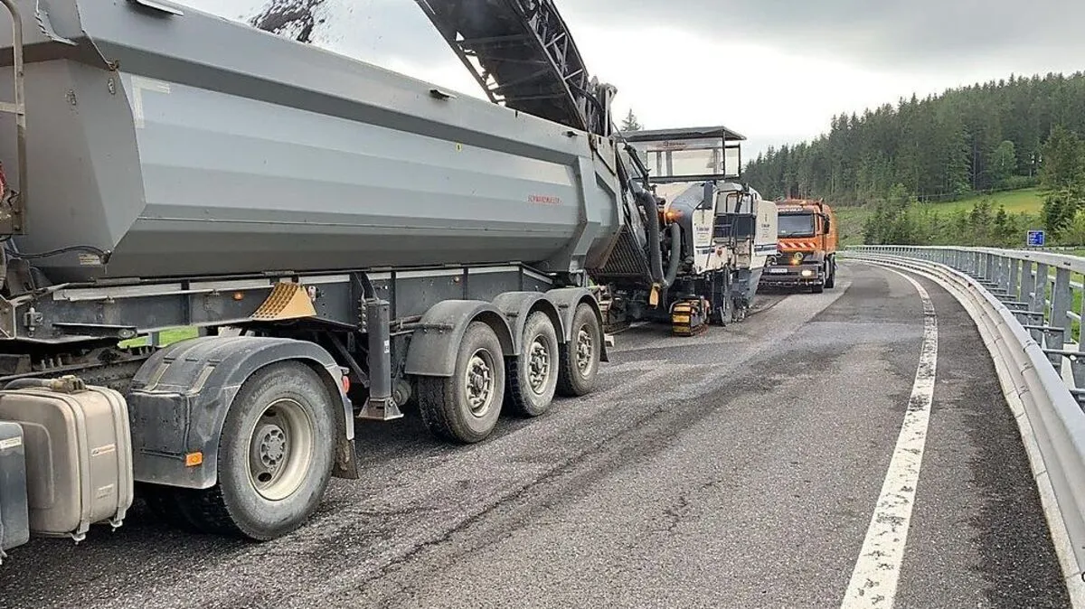 Auf einer Fläche von 9000 Quadratmetern wird die Asphaltdecke erneuert