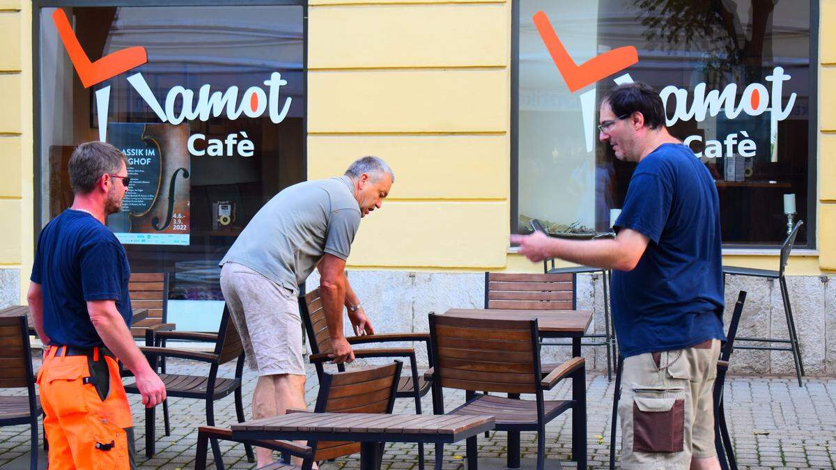 Stadtrat Max Habenicht leistete beim Aufstellen des Mobiliars Unterstützung.