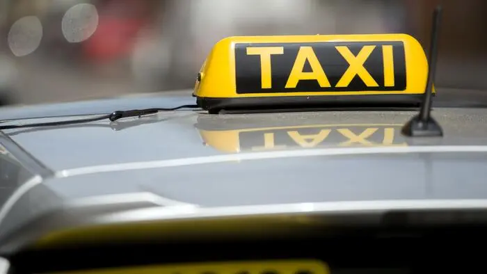 Ein gelbes Taxischild