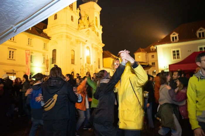 Trotz schlechtem Wetter verwandelte sich der Mariahilferplatz in eine Tanzfläche.