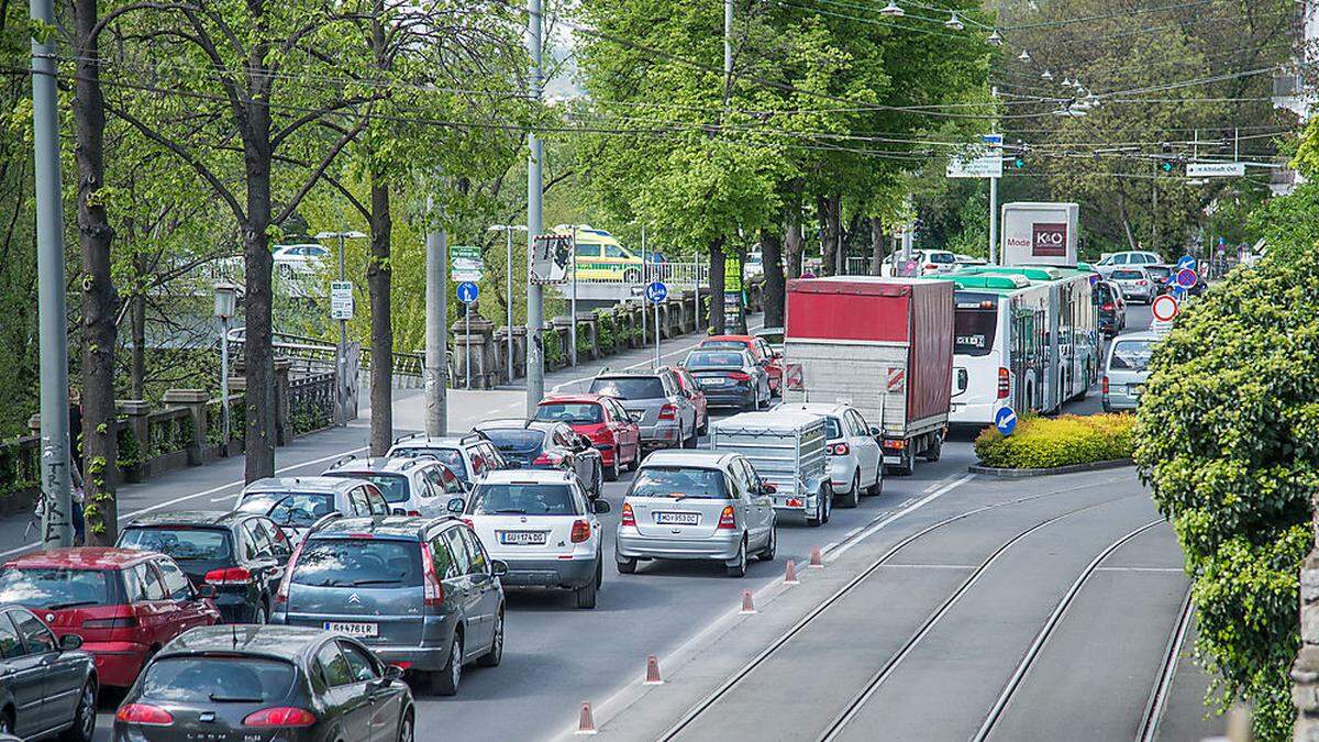 Die Grazer Stadtpolitik will den Autoverkehr reduzieren. Über das Wie ist man sich noch uneins