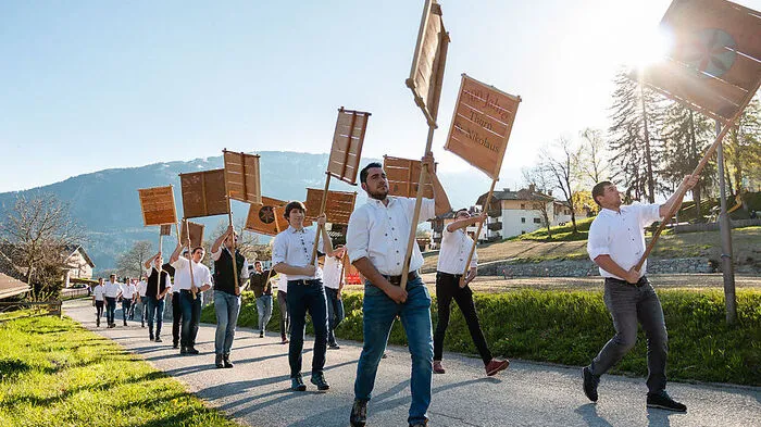 Wenn es am Karfreitag und Karsamstag in Thurn in Osttirol auf den Straßen laut wird, dann liegt das an den Riesenratschen der Thurner Landjugend. Seit ungefähr 1870 tragen sie bis zu zwei Meter große und zehn Kilogramm schwere Ratschen, durch die Ortsteile von Thurn. Die Ratschen sind hauptsächlich aus Holz und werden von den Jungbauern gebaut. Beim Schwingen dreht sich eine Holzplatte über die Zähne eines Holzzahnrades. Dadurch entsteht der charakteristische Klang des Ratschens. Am Karfreitag ziehen die Jungbauern zwischen 17 und 18 Uhr durch den Ort, bis sie sich bei der Dorfkirche treffen und diese einige Minuten lang umrunden. Am Samstag wird das Ratschen um 12 Uhr fortgesetzt. Auf dem Weg durch den Ort können sich die Jungbauern über die ein oder andere Stärkung freuen. Rund um Ostern ersetzt das Ratschen die Kirchenglocken, die laut Brauch über Ostern nach Rom fliegen, um geweiht zu werden.