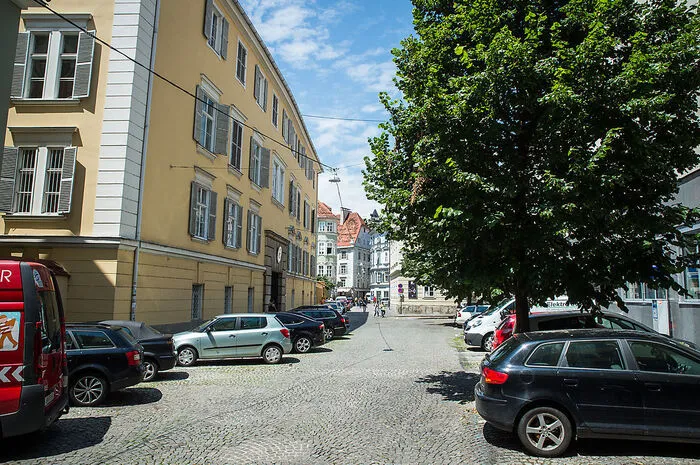 Die Plätze einer Stadt prägen die urbane Identität. Das sieht auch Leser Karl Gollner so. Und darum ärgert ihn vor allem der Bischofsplatz, „der sein Dasein als dicht gedrängter Parkplatz fristet“. Leser Karl Reiter fordert eine neue Initiative zur Platzgestaltung á la Erich Edegger.