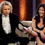 Thomas Gottschalk bewunderte in der „Wetten, dass...?“ Show 2005 die Schuhe von Catherine Zeta-Jones