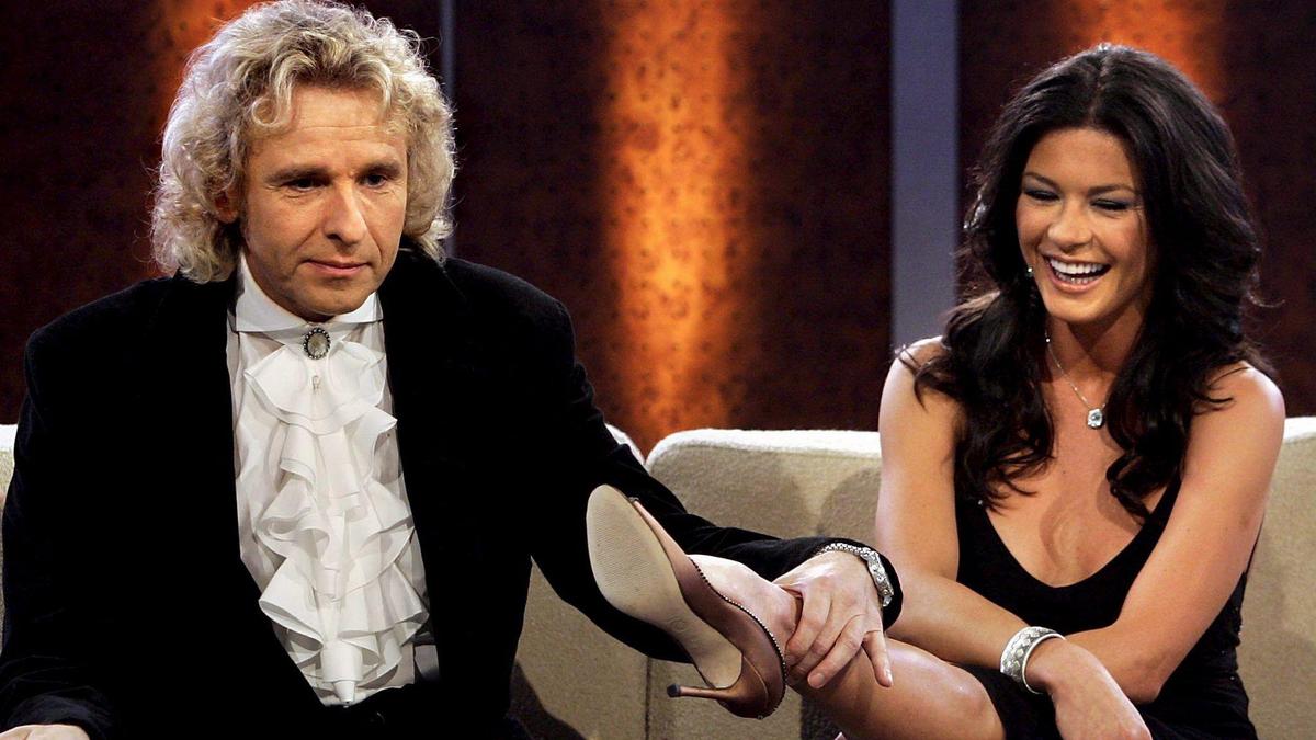 Thomas Gottschalk bewunderte in der „Wetten, dass...?“ Show 2005 die Schuhe von Catherine Zeta-Jones