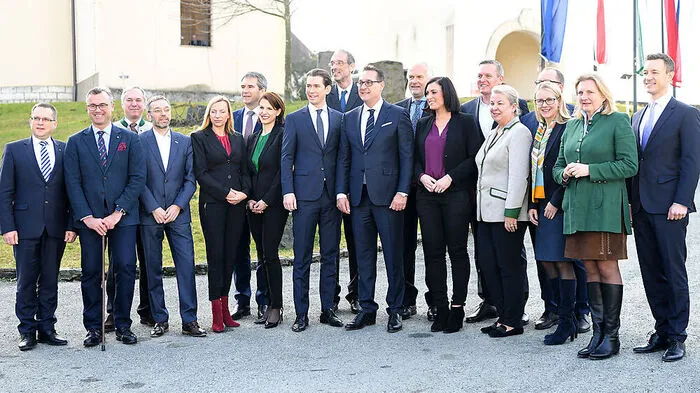 Sämtliche Regierungsmitglieder von Türkis und Blau im Gruppenbild, plus die Klubchefs August Wöginger (ÖVP) und Walter Rosenkranz (FPÖ)