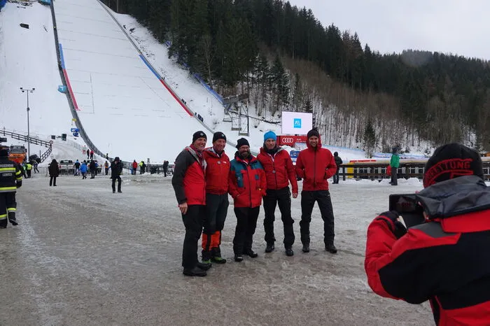 Auch die Bergrettung Bad Mitterndorf ist engagiert, Ortsstellenleiter Sepp Ranner freut sich über die Atmosphäre am Renntag: "Der Kulm ist ein ganz wichtiges Event für die Region."