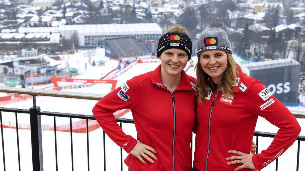 Veronika und Elisabeth Aigner auf dem Dach der „Mastercard“-Lounge beim Zielsprung in Kitzbühel