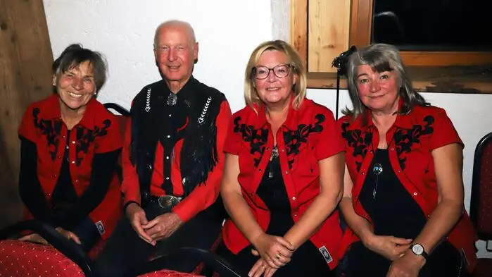Auch die „Blackys Line Dancers“ war beim Konzertabend dabei.