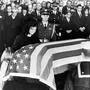 25 NOVEMBER 1963 JACKIE KENNEDY AND HER DAUGHTER CAROLINE PRAY OVER THE COFFIN OF PRESIDENT JOHN F KENNEDY DURING HIS FUNERAL SERVICE IN WASHINGTON D.C., USA., Washington D.c. United States Copyright: Topfoto PUBLICATIONxINxGERxSUIxAUTxONLY UnitedArchivesIPU467401