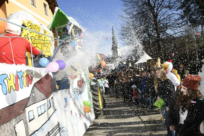 "Lei ka Sun"  heißt es im Fasching in Baldramsdorf. Wegen des strahlenden Sonnenscheins sorgte, damit es auch stimmt, der Schiclub für heftiges Kunst-Schneegestöber.