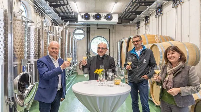 Noch im Weinkeller, bald schon im Weinregal: Ein Traminer aus den bischöflichen Weingärten, hergestellt von der Weinbaufachschule Silberberg - verkostet von Bischof Wilhelm Krautwaschl, Landesrat Hans Seitinger und den Direktoren Andrea Kager-Schwar (Schloss Seggau) und Reinhold Holler (Fachschule Silberberg).